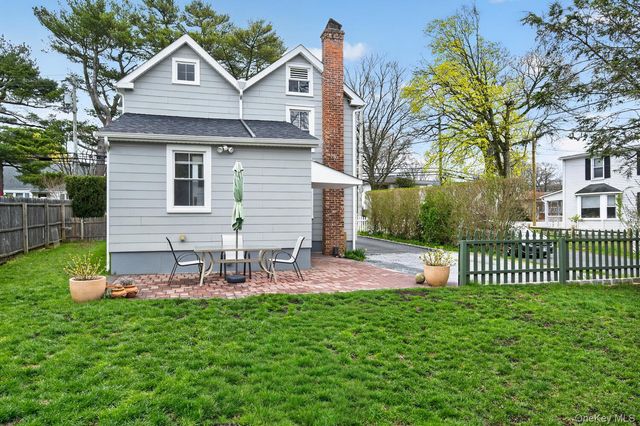 22 Perry Avenue, Bayville, NY 11709