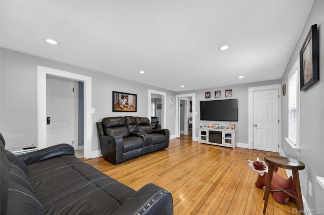 22 Perry Avenue, Bayville, NY 11709