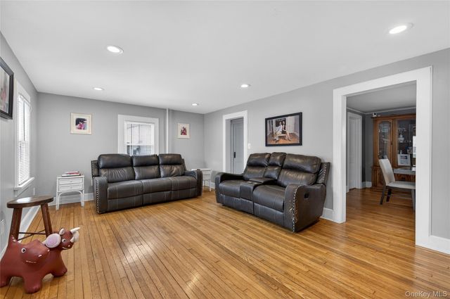 22 Perry Avenue, Bayville, NY 11709