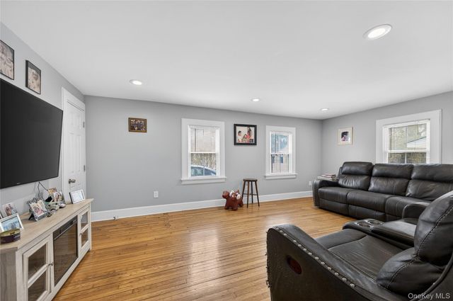 22 Perry Avenue, Bayville, NY 11709