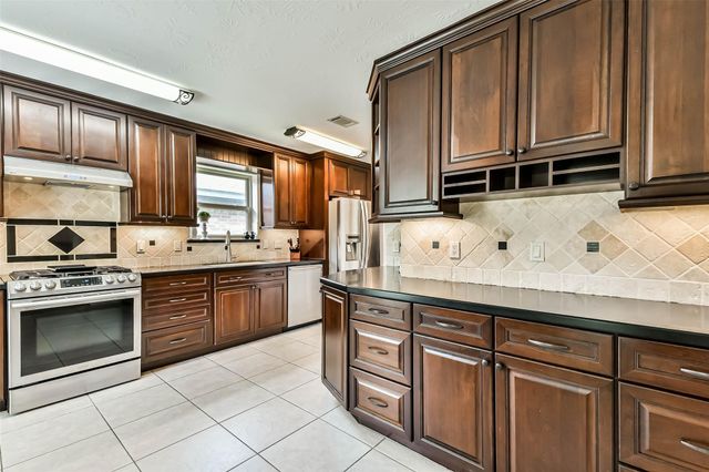 4929 Archway Drive, La Porte, TX 77571