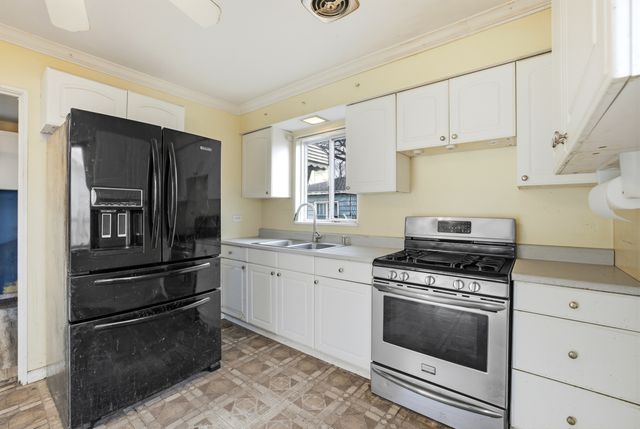 706 W JAMES Avenue, Villa Park, IL 60181