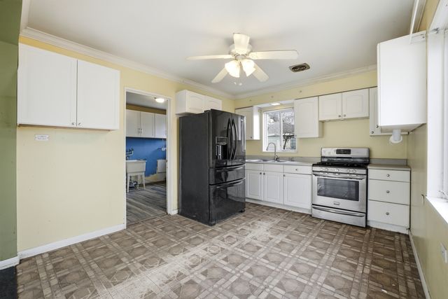 706 W JAMES Avenue, Villa Park, IL 60181