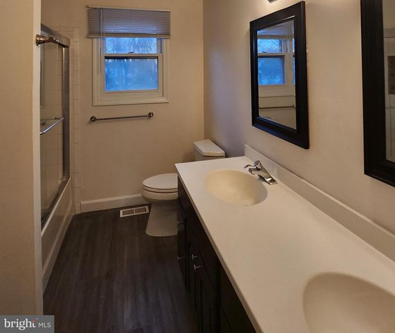 4 ORIOLE DR, Voorhees, NJ 08043