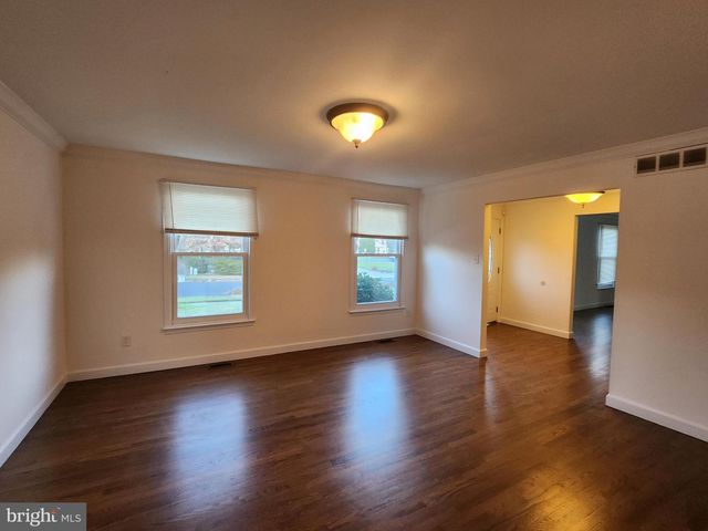 4 ORIOLE DR, Voorhees, NJ 08043