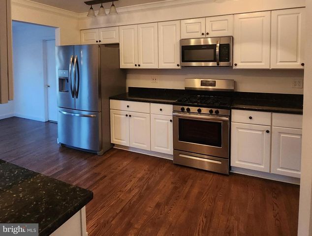 4 ORIOLE DR, Voorhees, NJ 08043