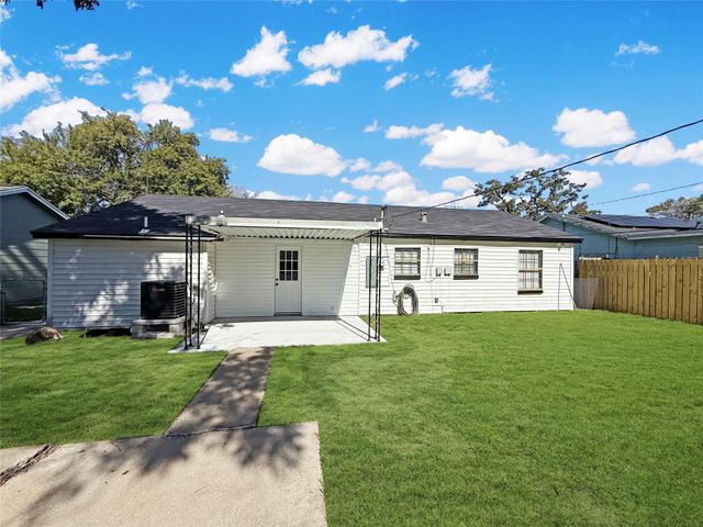 1417 5th Avenue N, Texas City, TX 77590