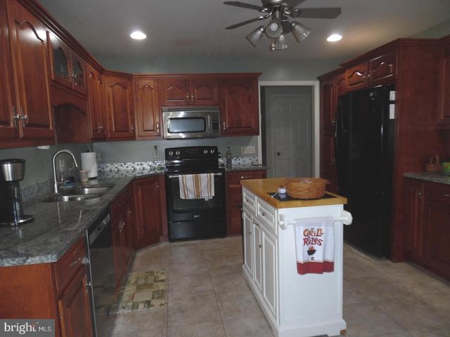 325 CHARLES ST, Lebanon, PA 17042