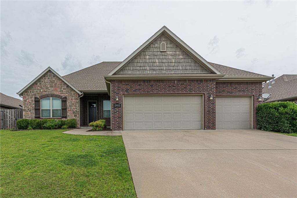 2912 W Featherock Way, Fayetteville, AR 72704