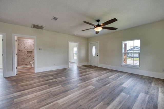 1122 W 2nd Street, Freeport, TX 77541