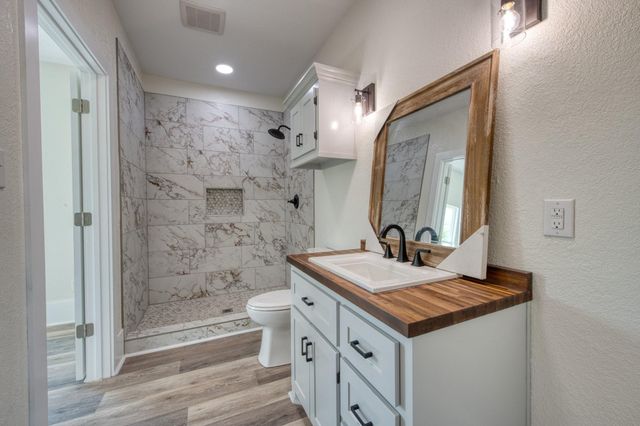 1122 W 2nd Street, Freeport, TX 77541