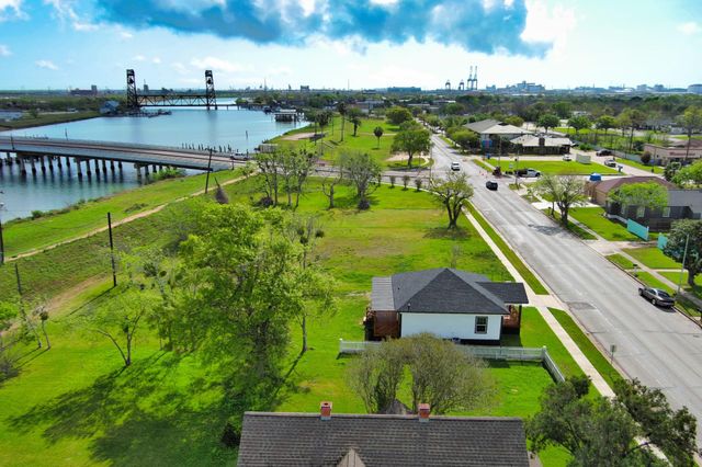 1122 W 2nd Street, Freeport, TX 77541