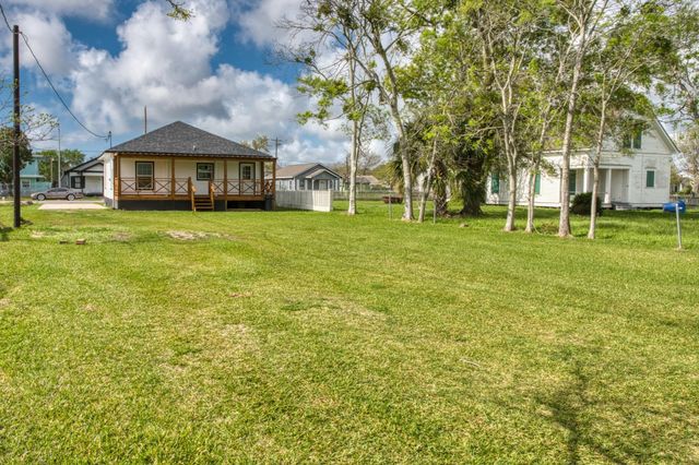 1122 W 2nd Street, Freeport, TX 77541