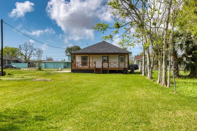 1122 W 2nd Street, Freeport, TX 77541