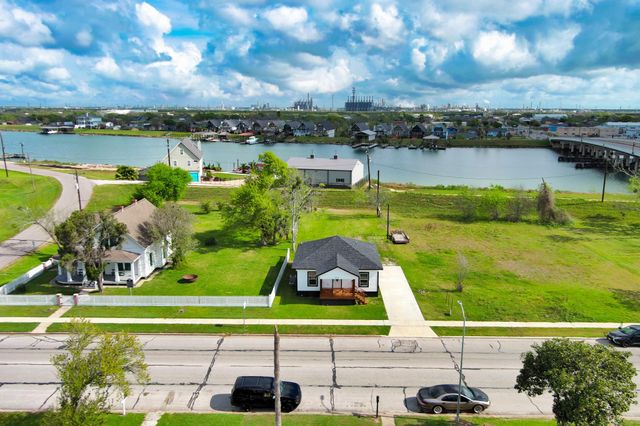 1122 W 2nd Street, Freeport, TX 77541