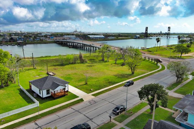 1122 W 2nd Street, Freeport, TX 77541