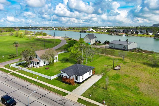 1122 W 2nd Street, Freeport, TX 77541