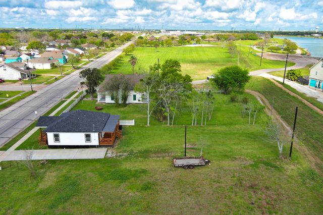 1122 W 2nd Street, Freeport, TX 77541