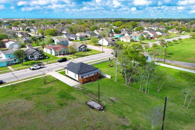 1122 W 2nd Street, Freeport, TX 77541
