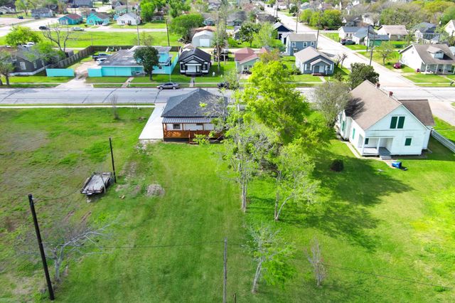 1122 W 2nd Street, Freeport, TX 77541