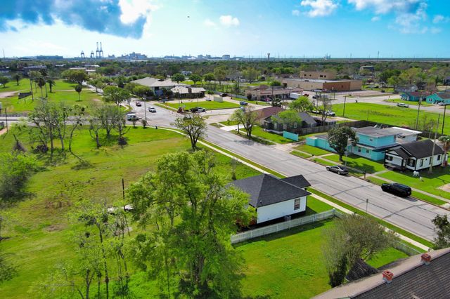 1122 W 2nd Street, Freeport, TX 77541