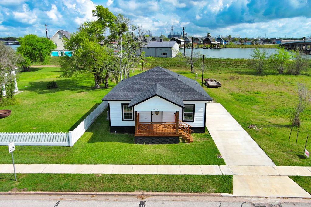 1122 W 2nd Street, Freeport, TX 77541