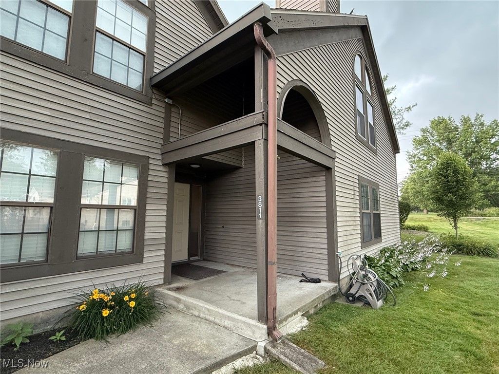 3811 Northwoods Court NE 2, Warren, OH 44483