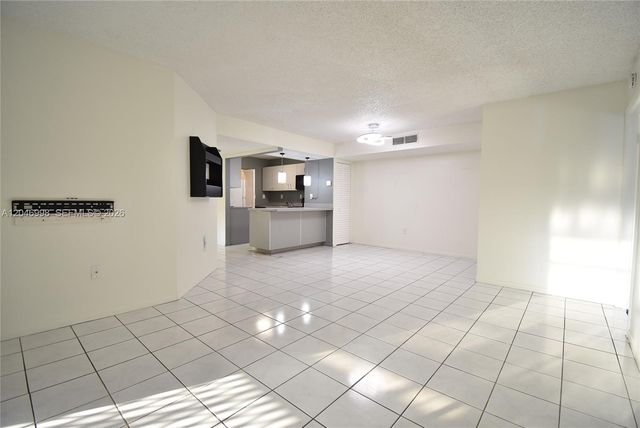 20741 NE 4th Ct 104, Miami, FL 33179