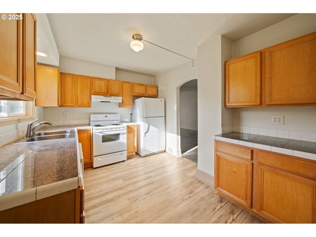 411 4TH St, Oregon City, OR 97045