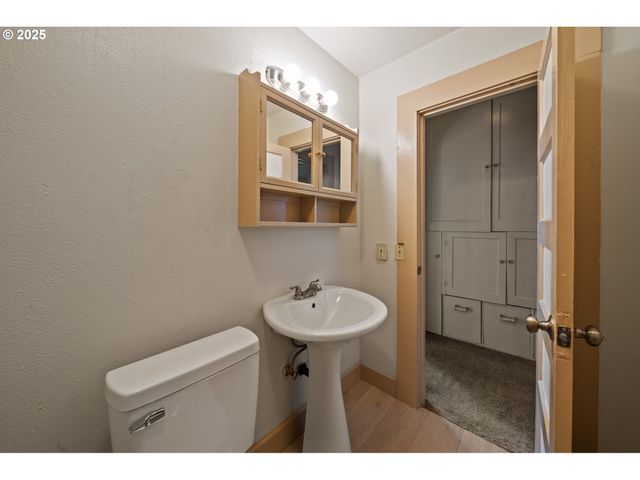 411 4TH St, Oregon City, OR 97045