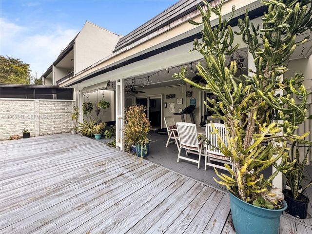 19100 Bobolink Dr, Hialeah, FL 33015