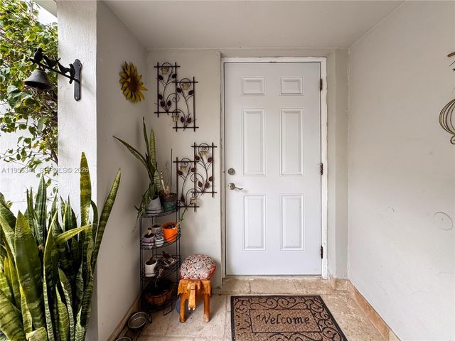 19100 Bobolink Dr, Hialeah, FL 33015