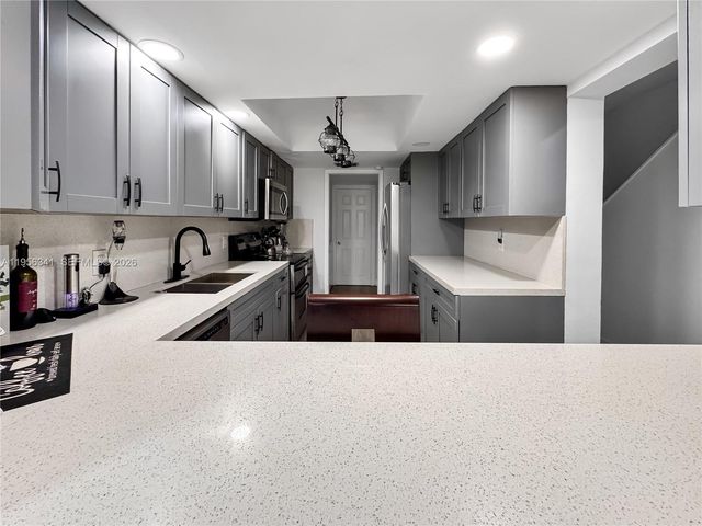 19100 Bobolink Dr, Hialeah, FL 33015