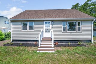 68 Waldo St, Lowell, MA 01852