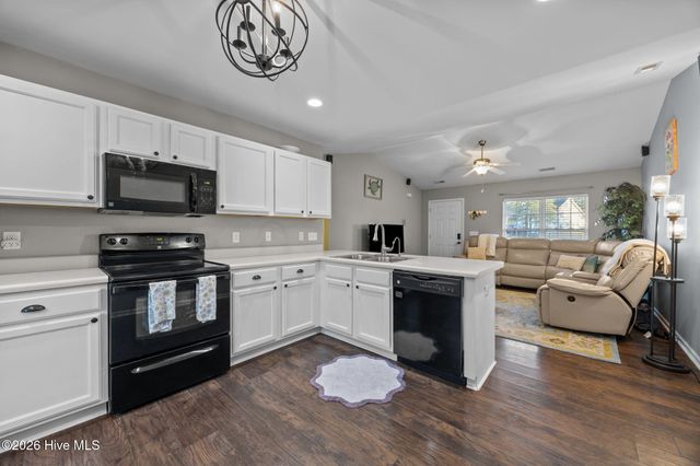 8593 Heirloom Drive NE, Leland, NC 28451