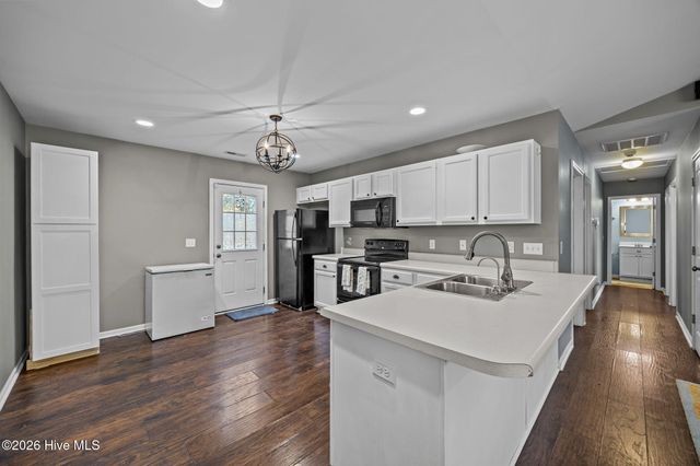 8593 Heirloom Drive NE, Leland, NC 28451