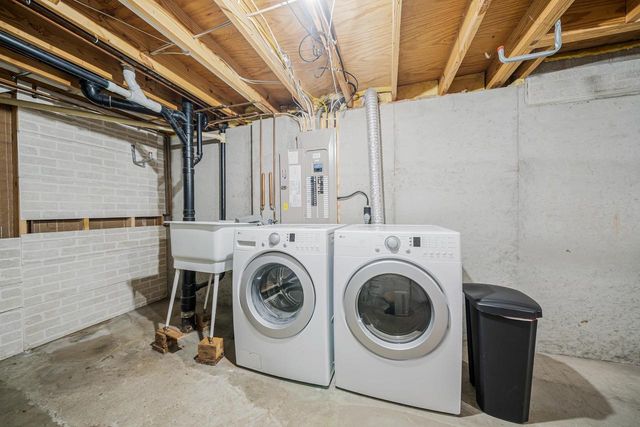 1230 COUNTY RD II, Neenah, WI 54956