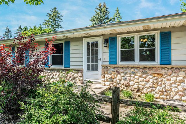 1230 COUNTY RD II, Neenah, WI 54956