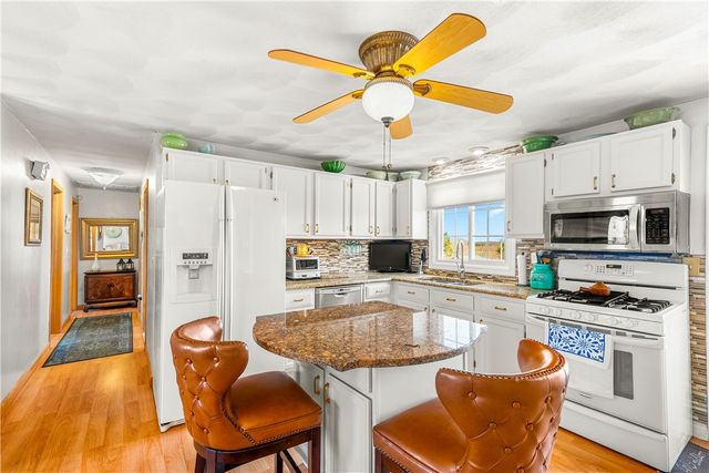 1 Saint Anna Avenue, Bristol, RI 02809