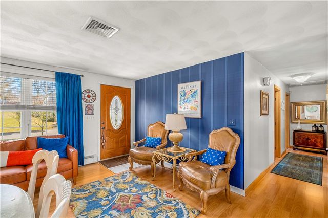 1 Saint Anna Avenue, Bristol, RI 02809