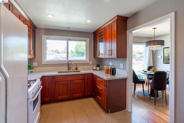 21835 Redwood Rd, Castro Valley, CA 94546