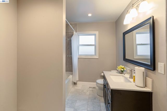 21835 Redwood Rd, Castro Valley, CA 94546