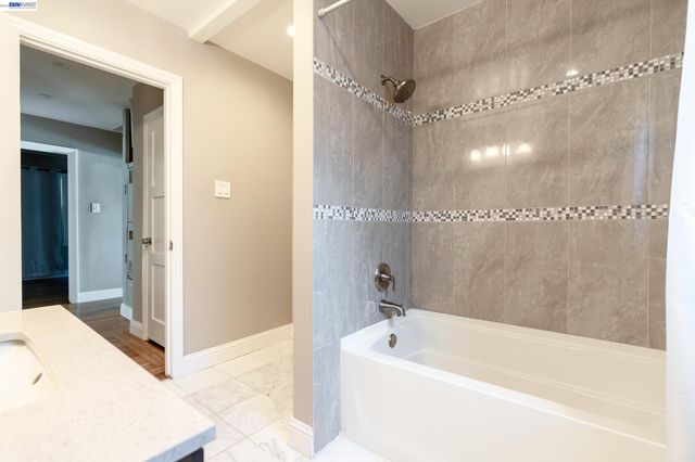 21835 Redwood Rd, Castro Valley, CA 94546