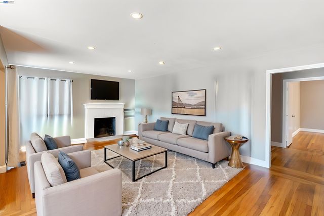 21835 Redwood Rd, Castro Valley, CA 94546