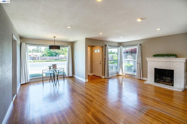 21835 Redwood Rd, Castro Valley, CA 94546