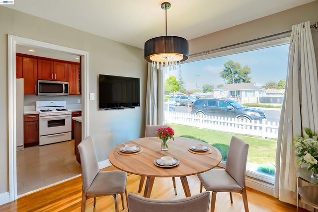 21835 Redwood Rd, Castro Valley, CA 94546