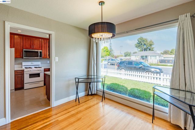 21835 Redwood Rd, Castro Valley, CA 94546