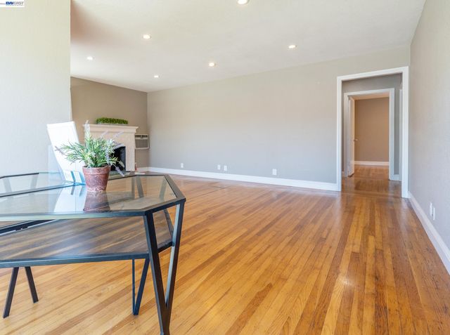 21835 Redwood Rd, Castro Valley, CA 94546