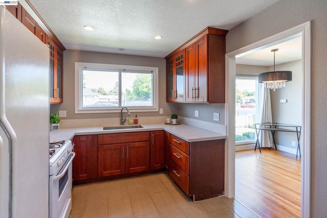 21835 Redwood Rd, Castro Valley, CA 94546