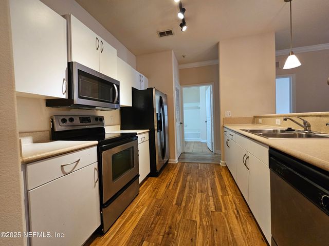 8290 GATE Parkway 806, Jacksonville, FL 32216